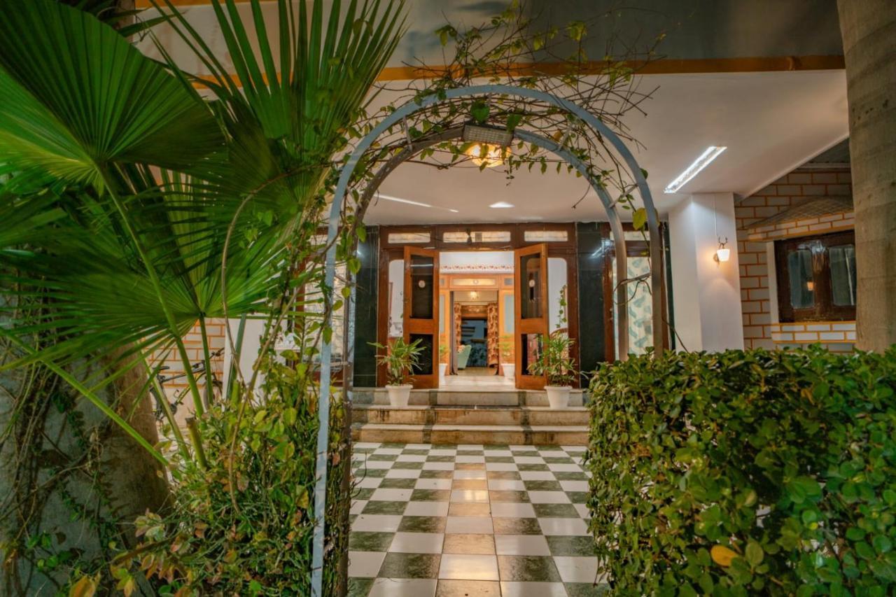 Hotel Ambavgarh Palace ウダイプル エクステリア 写真