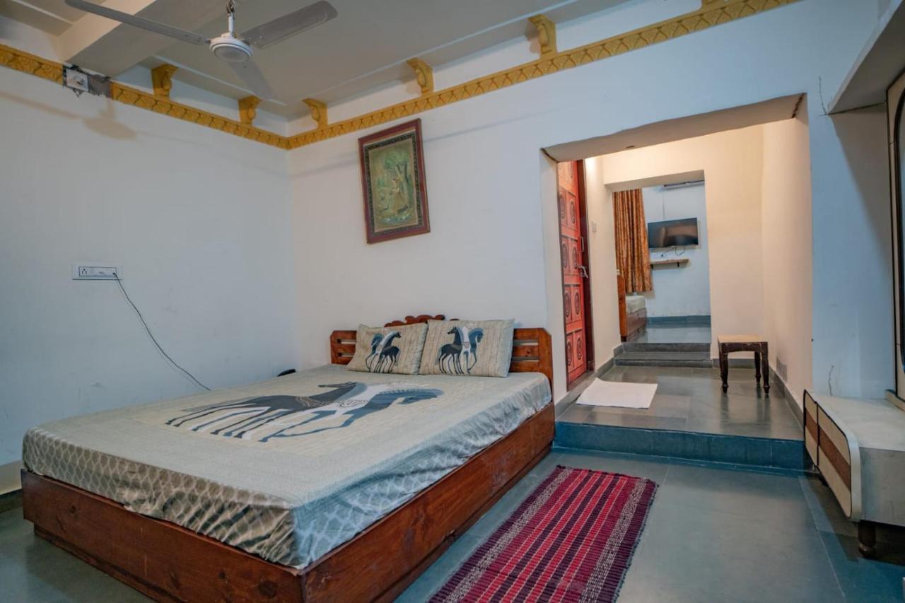 Hotel Ambavgarh Palace ウダイプル エクステリア 写真