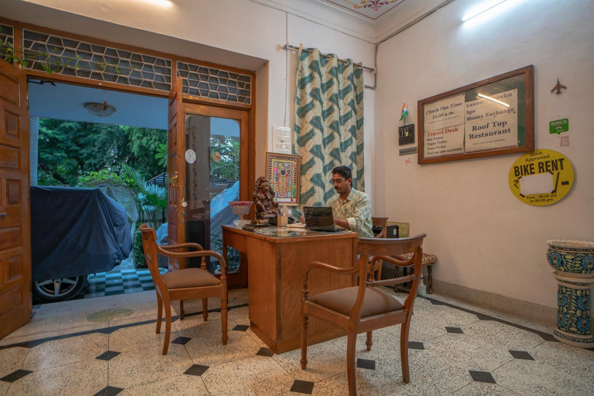 Hotel Ambavgarh Palace ウダイプル エクステリア 写真