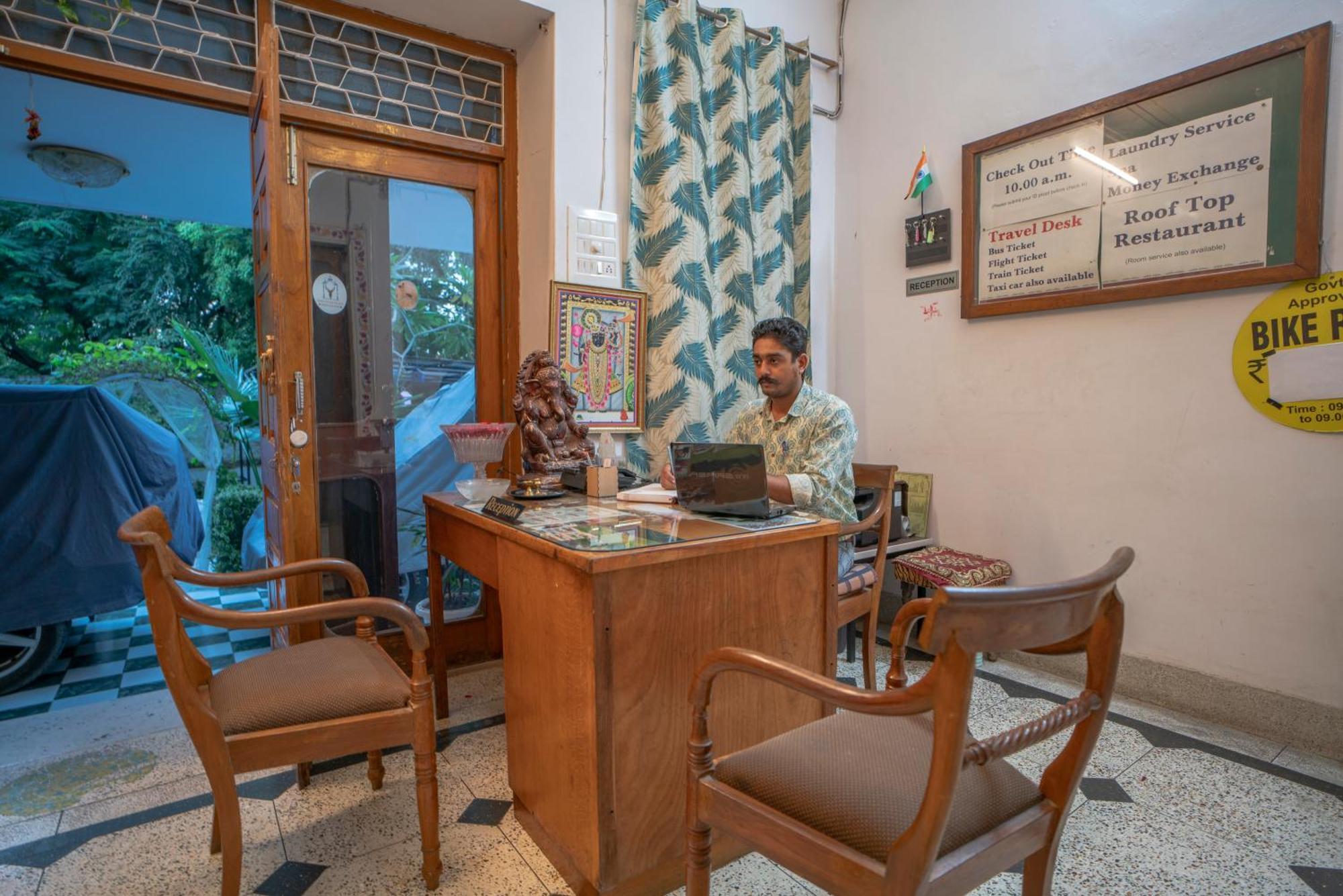 Hotel Ambavgarh Palace ウダイプル エクステリア 写真