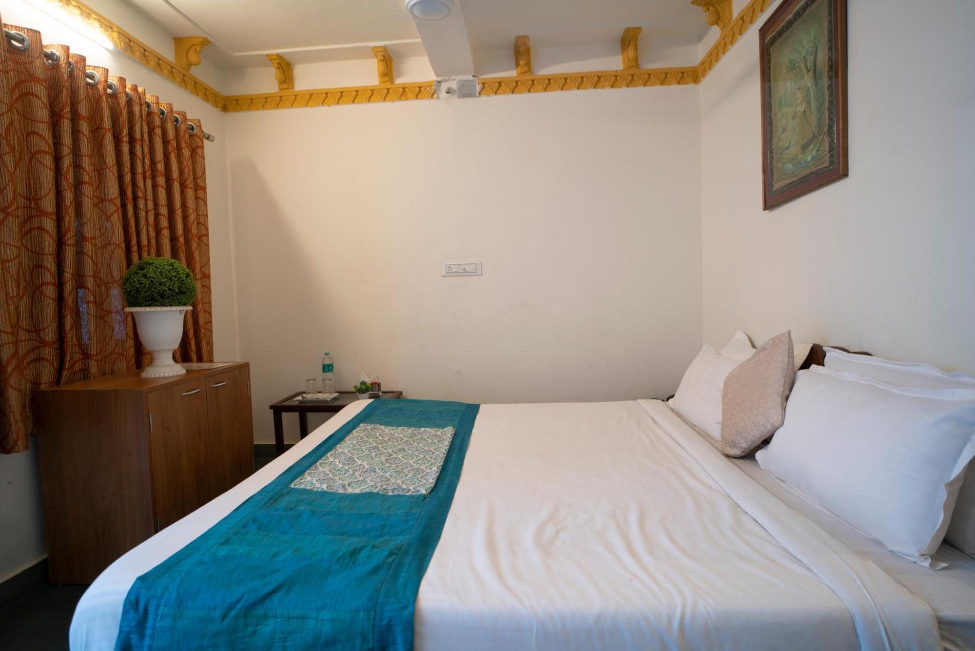 Hotel Ambavgarh Palace ウダイプル エクステリア 写真