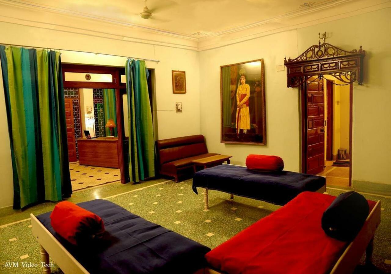 Hotel Ambavgarh Palace ウダイプル エクステリア 写真