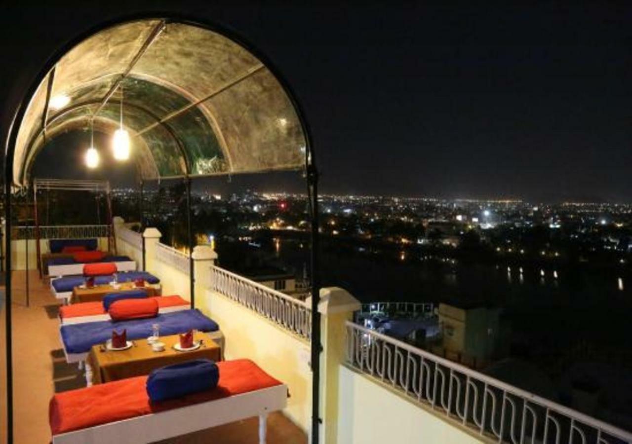 Hotel Ambavgarh Palace ウダイプル エクステリア 写真